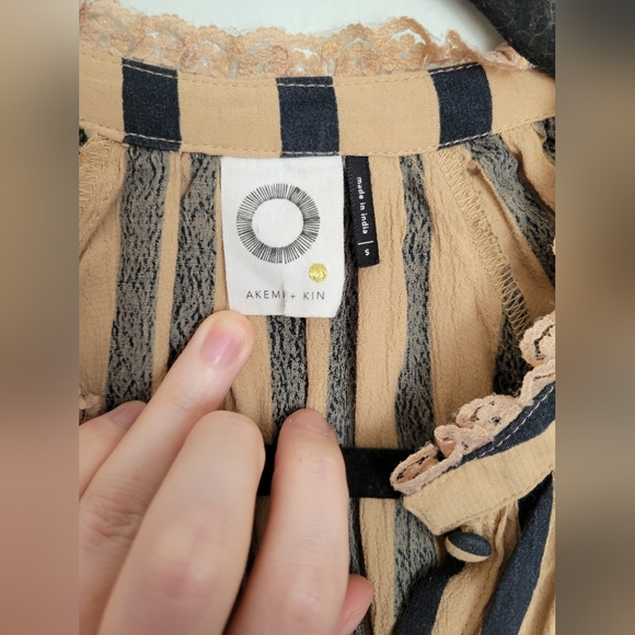 Akemi and Kin Embroidered Top - Picture 9 of 9